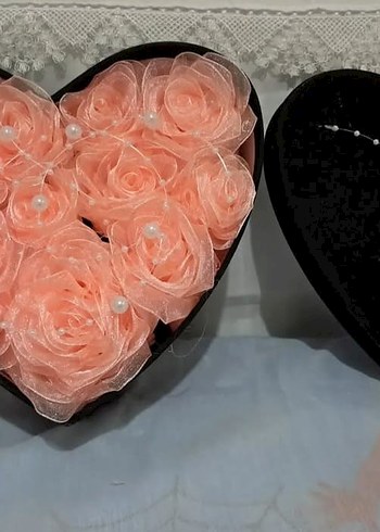 Kalp Kutuda Şeftali Renkli El İşi Gül
