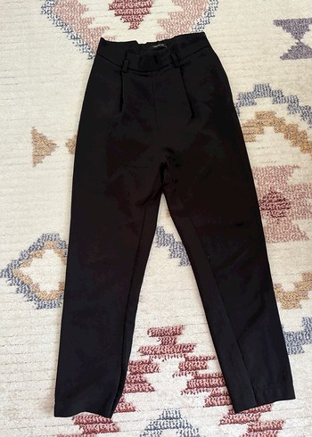 Siyah Kemerli Midi Kumaş Pantolon