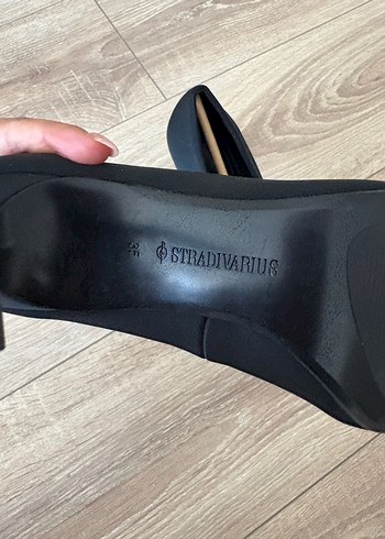 Stradivarius Kadın Siyah Piliseli Stiletto Ofis Ayakkabısı