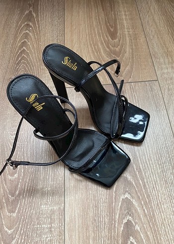 Siyah Parlak Yılan Desenli Stiletto Topuklu Sandalet