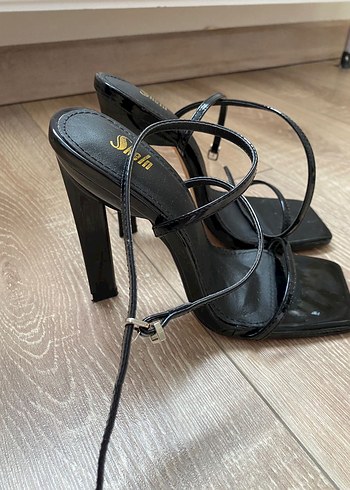 35,5 Beden Siyah Parlak Yılan Desenli Stiletto Topuklu Sandalet