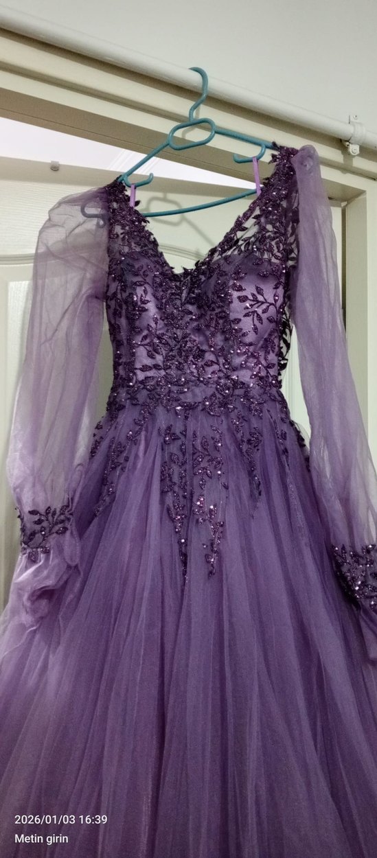 Uzun Kollu Mor İşlemeli Nişan Elbisesi - Görsel 2