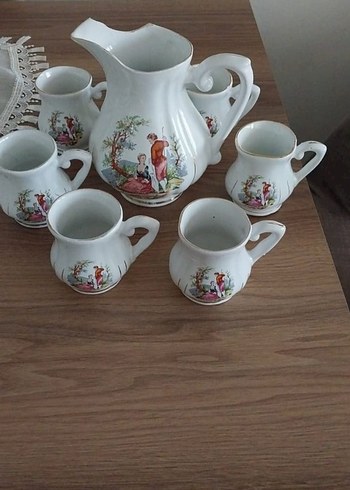Beyaz Pastel Desenli Porselen Sürahi ve Kupa Seti
