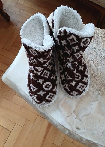 Kahverengi İşlemeli Örgü Kız Ev Terliği - Görsel 3