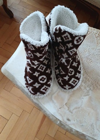 Kahverengi İşlemeli Örgü Kız Ev Terliği - Görsel 2