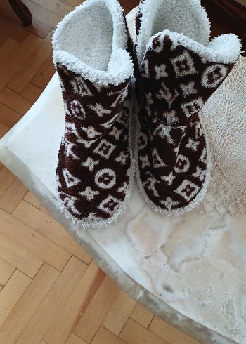 Kahverengi İşlemeli Örgü Kız Ev Terliği - Görsel 5