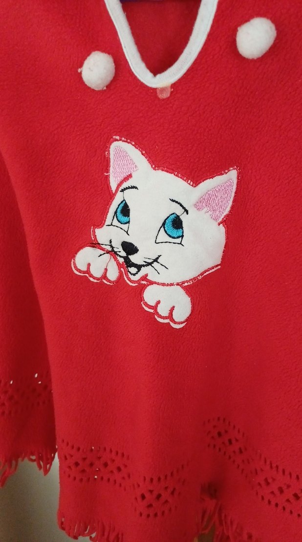 Kız Çocuk Kırmızı Nakışlı Örgü Panço - Görsel 4