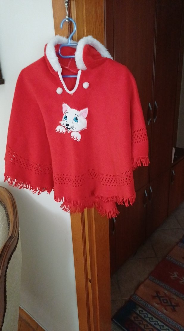 Kız Çocuk Kırmızı Nakışlı Örgü Panço - Görsel 3