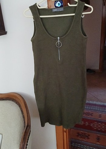 Kolsuz, fermuarlı, haki midi elbise