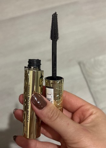 Parlak Altın Renkli L'Oréal Maskara - Görsel 3