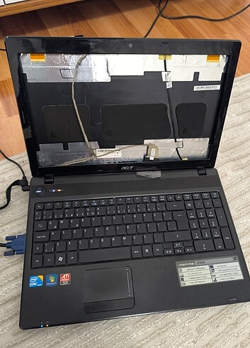 Acer Ekransiz.Ama monitöre bağlanıyor.İ3 işlemci 4 GB RAM 320 GB HDD.