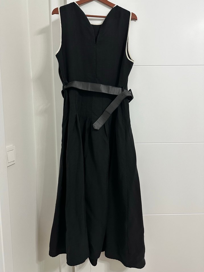 Siyah Kemerli Uzun Kolsuz Elbise - Görsel 2