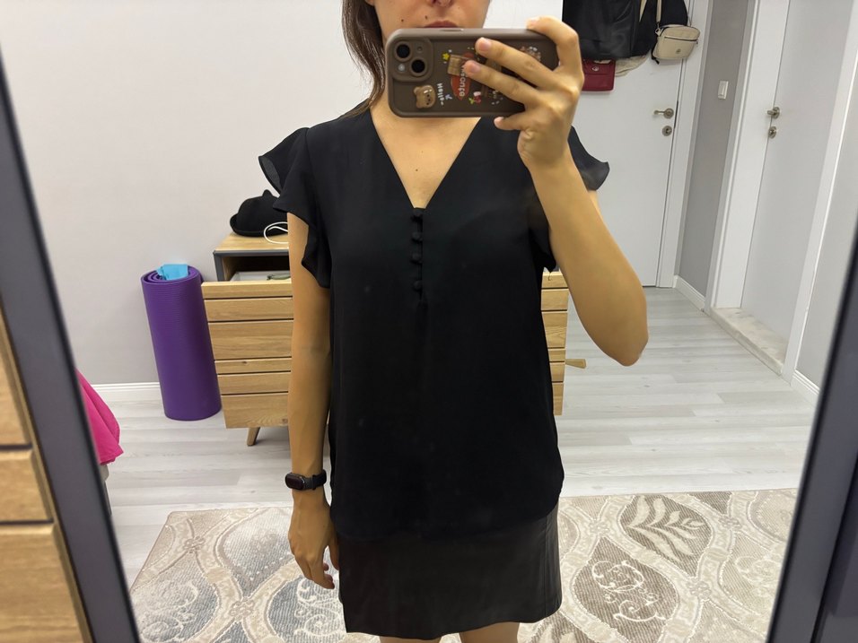 Siyah V Yakalı Fırfırlı kollu bluz - Görsel 2