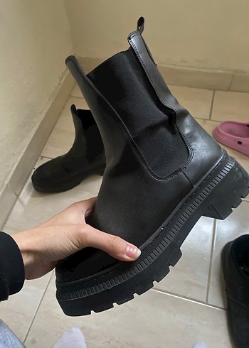 Siyah Platform Tabanlı Kadın Bot - Görsel 3