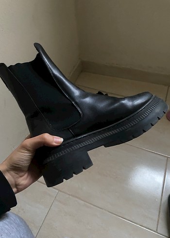 Siyah Platform Tabanlı Kadın Bot - Görsel 2