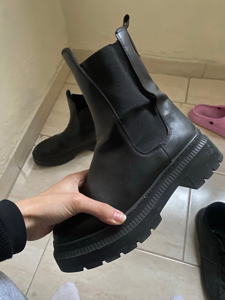 Siyah Platform Tabanlı Kadın Bot - Görsel 3