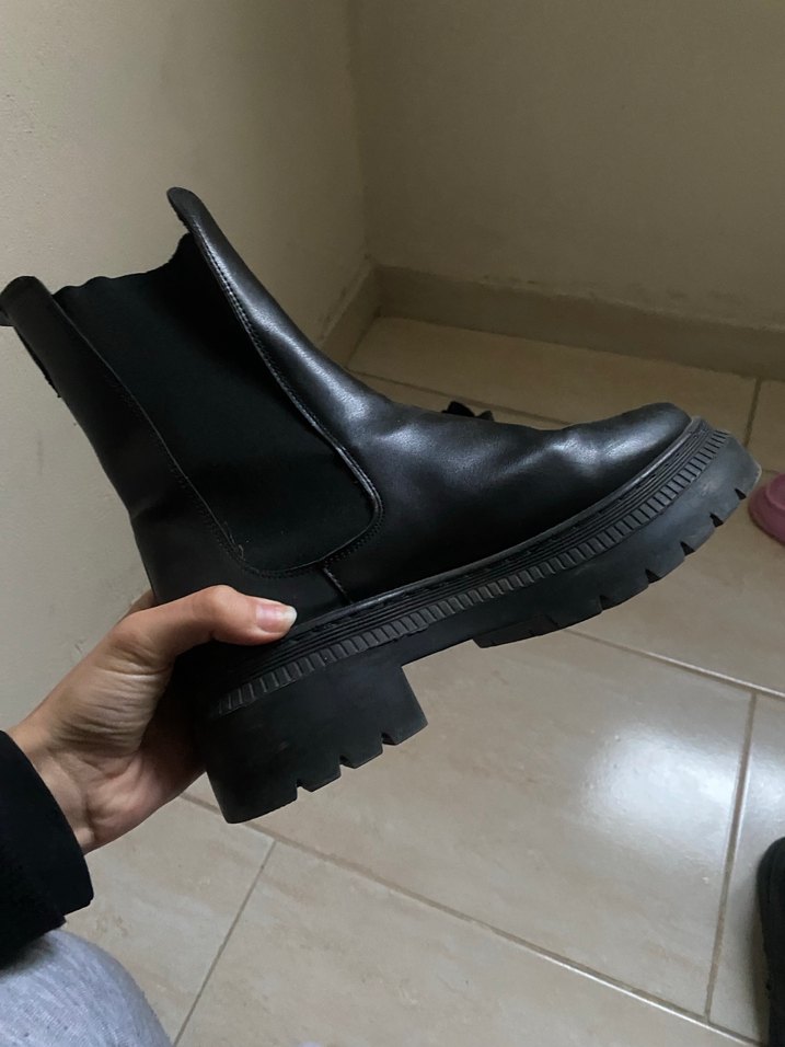 Siyah Platform Tabanlı Kadın Bot - Görsel 2