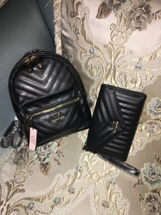 universal Beden Victoria?s Secret mini sırt çantası ve cüzdan seti. Yeni, etiket
