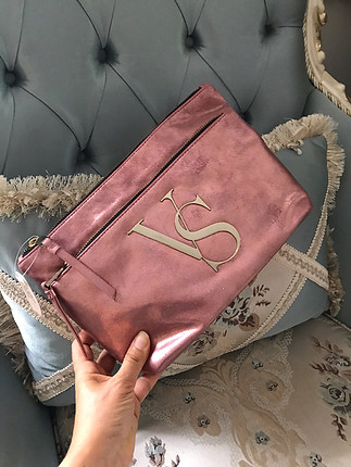 Victoria s Secret Rose gold iki bölümlü el çantası. Bir bölümde 