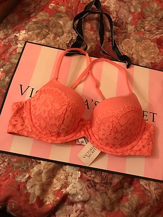 Victoria s Secret logo askılı Body by Victoria sütyen. 34C Yeni,
