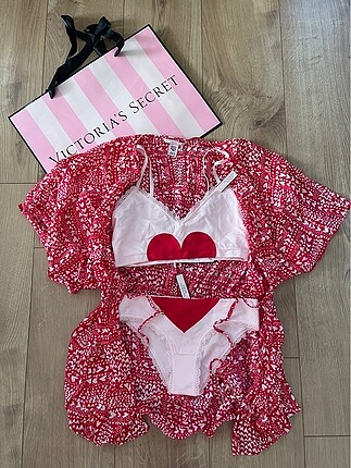 Victoria?s Secret Sevgililer Gününe özel takım