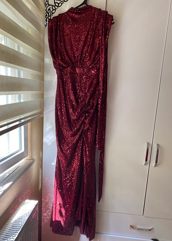 Bordo Parlak Drapeli Uzun Abiye Elbise