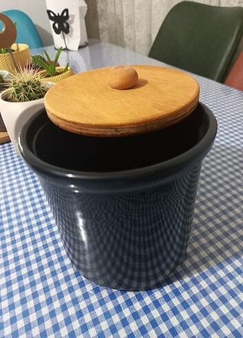 Bambu kapaklı porselen kap