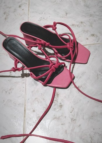 Pembe Topuklu Bağcıklı Kadın Sandalet