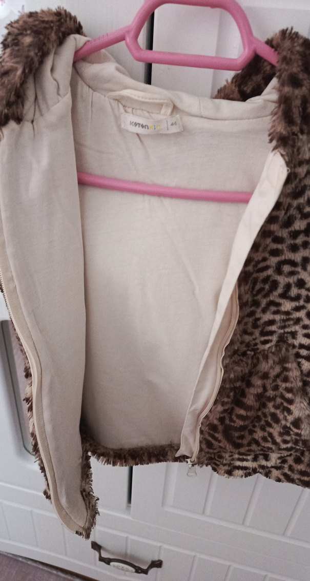 Kız Çocuk Leopar Desenli Kapüşonlu Kürklü Yelek - Görsel 4