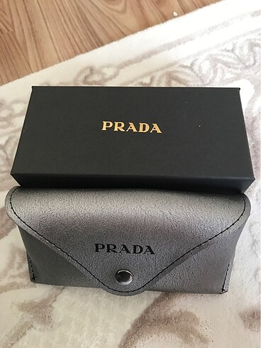 Prada gözlük kutusu çantası