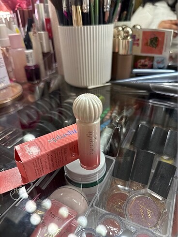 Beden Benefit parlak tint