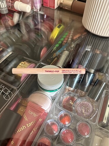 Twinkle pop glittering eye stick