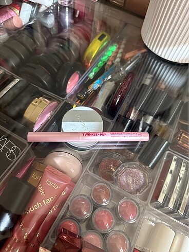 Twinkle pop glittering eye stick
