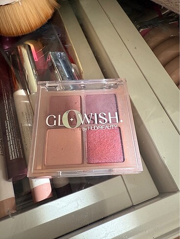 Huda Beauty Glowish Mini Far Paleti