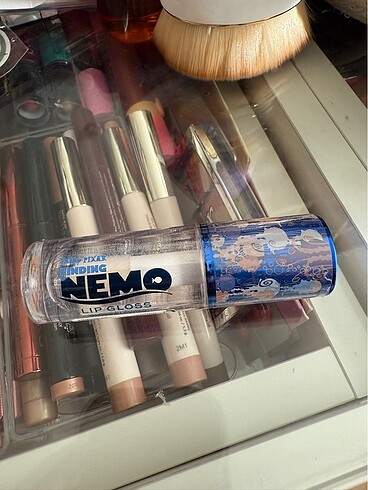 Revolution gloss