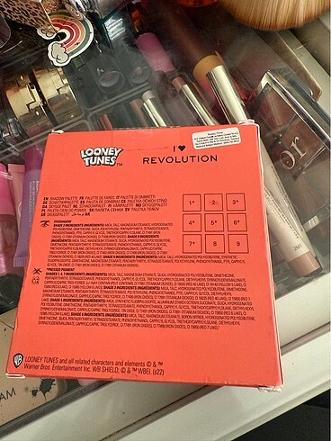 Revolution Revolution far paleti