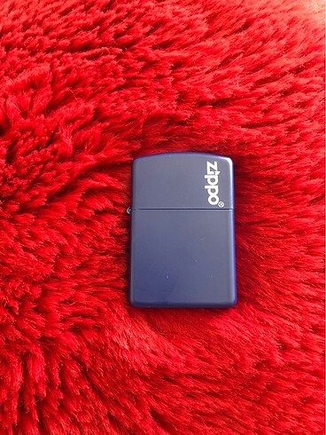 Mavi renk zippo kutulu.