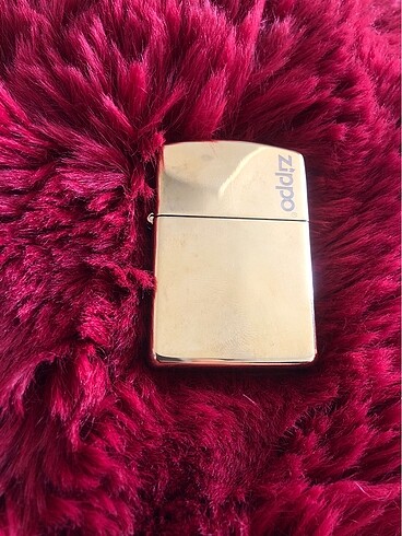 Altın sarı renk zippo. Kutulu.