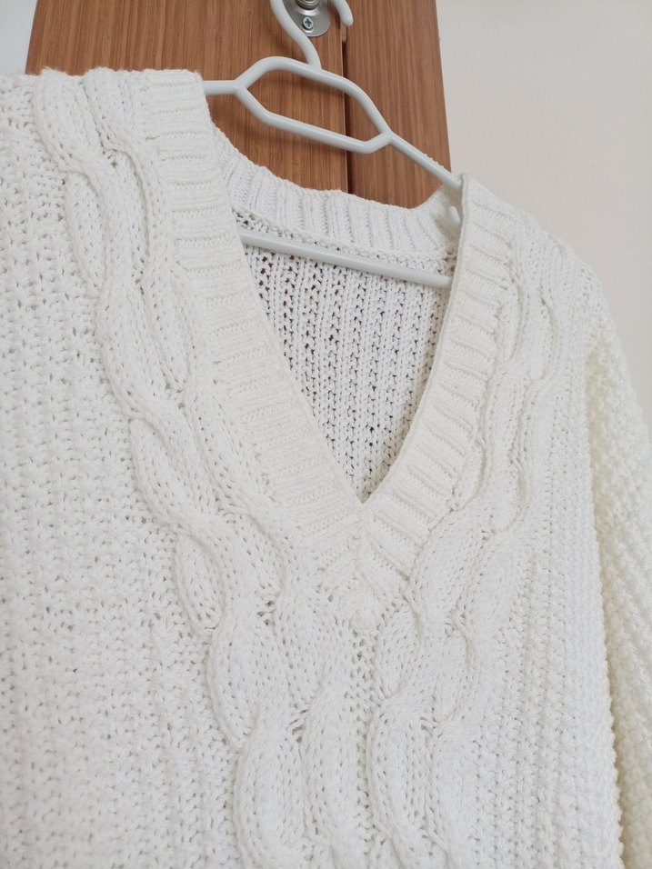 Beyaz Örgü V Yaka Kadın Kazak - Görsel 2