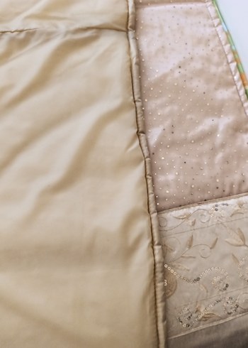 Bej Nakışlı Parlak Yatak Örtüsü - Görsel 12