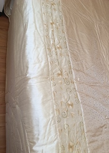 Bej Nakışlı Parlak Yatak Örtüsü - Görsel 6