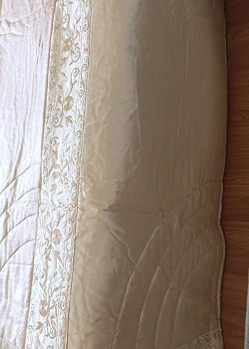 Bej Nakışlı Parlak Yatak Örtüsü - Görsel 10