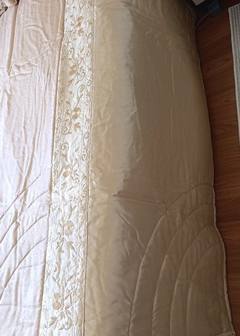 Bej Nakışlı Parlak Yatak Örtüsü - Görsel 5