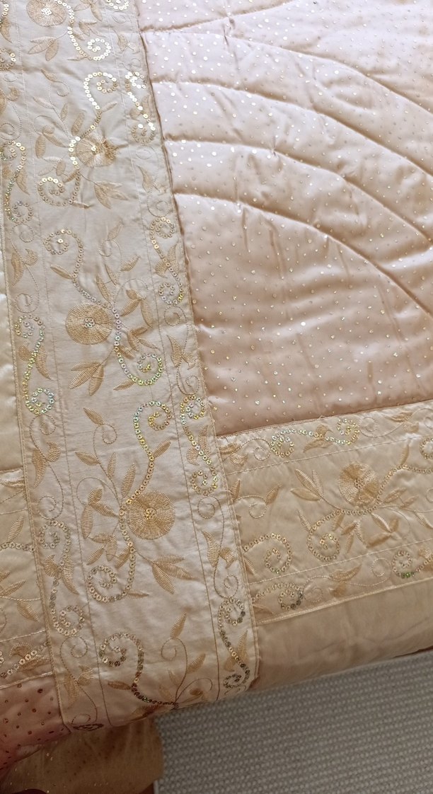 Bej Nakışlı Parlak Yatak Örtüsü - Görsel 3