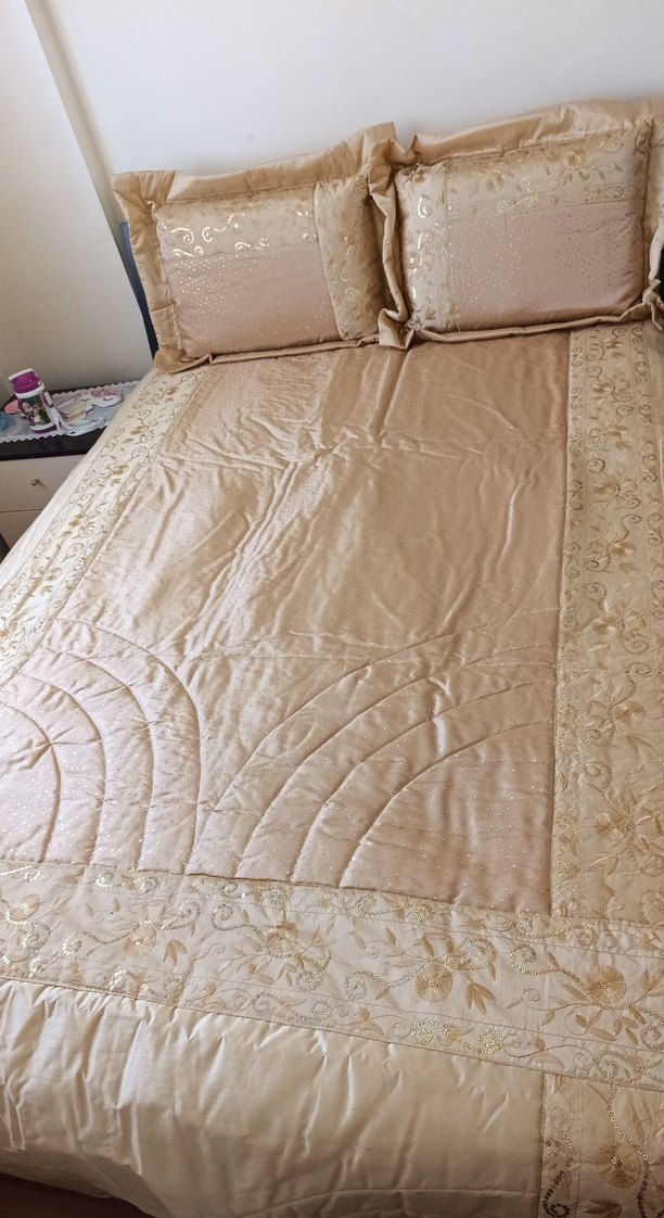 Bej Nakışlı Parlak Yatak Örtüsü - Görsel 2