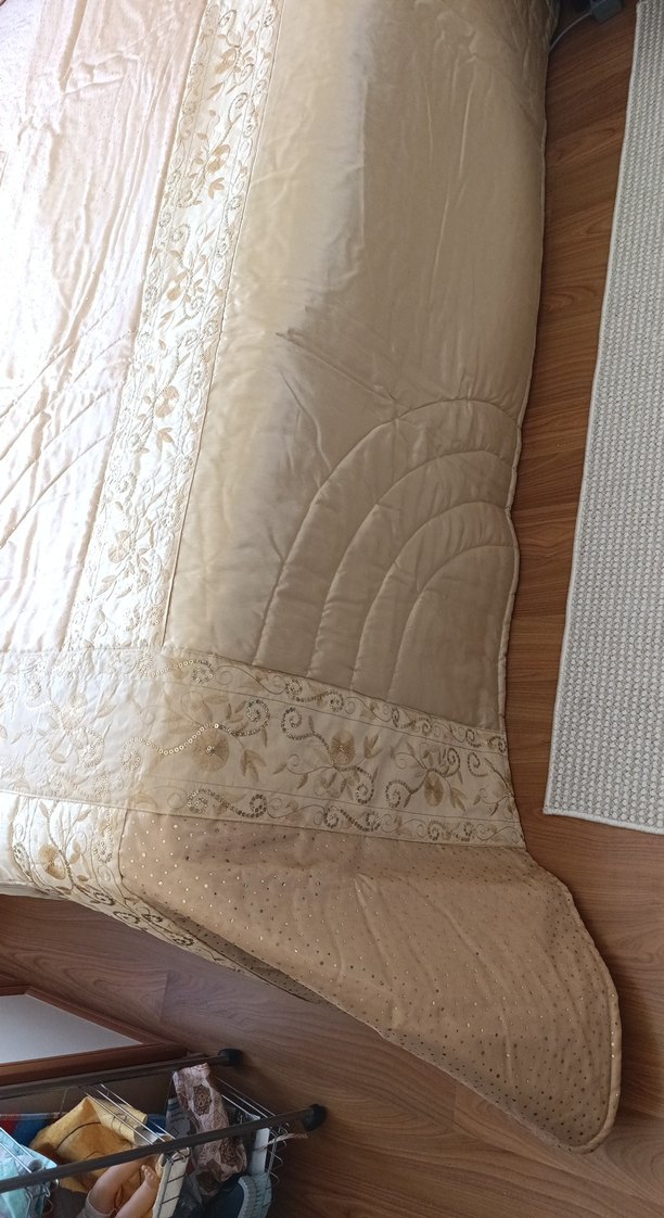 Bej Nakışlı Parlak Yatak Örtüsü - Görsel 4