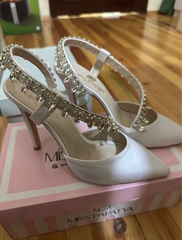 Beyaz saten taş detaylı ince topuk stiletto