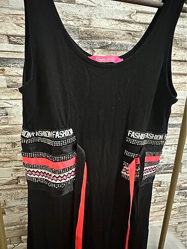 s Beden siyah Renk Dqmane pembe neon ve boncuk detaylı yazlık elbıse
