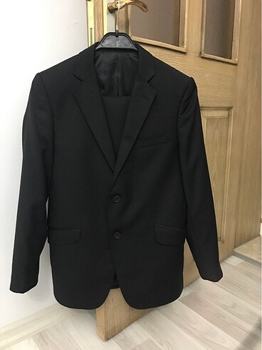 Siyah takım elbise