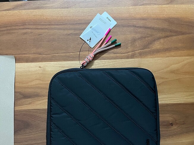  Beden siyah Renk Mango kapitone laptop kılıfı